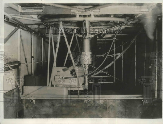 1932 Press Photo Receiver & Lower Part of The Loop of Eaton Radio Direction Find - Historic Images