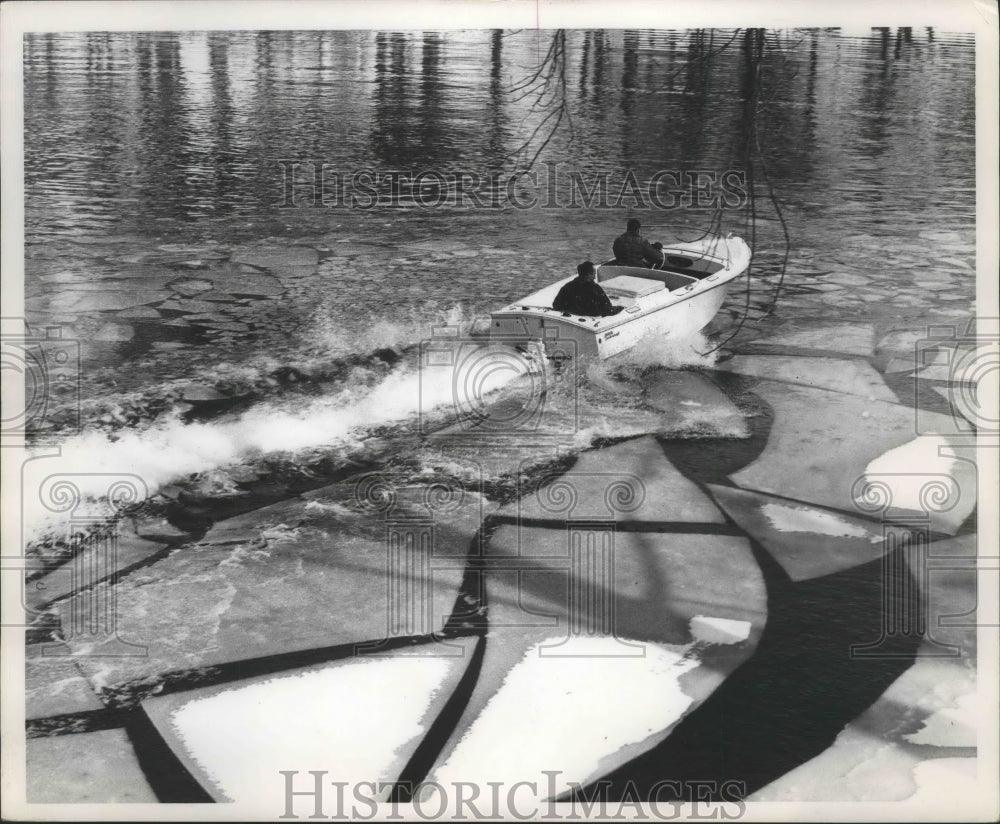 1960 Press Photo Motor Boat On Lake - Historic Images