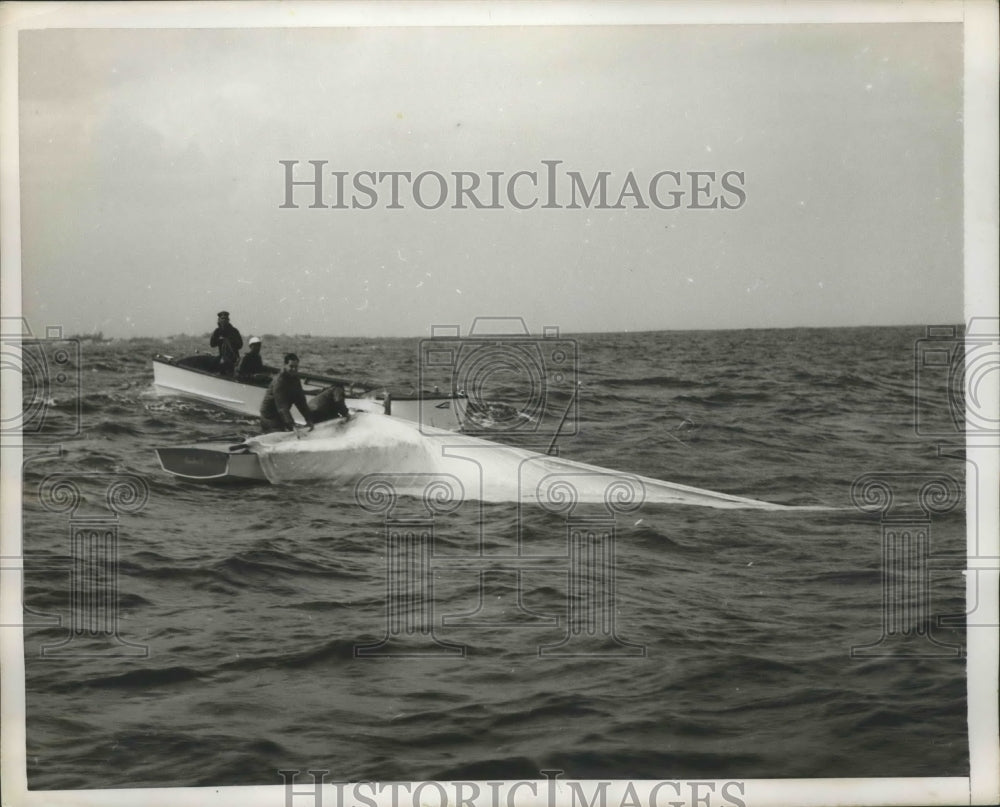1955 Press Photo International Regatta Emery Lippai Mast Broke On His Boat-Historic Images