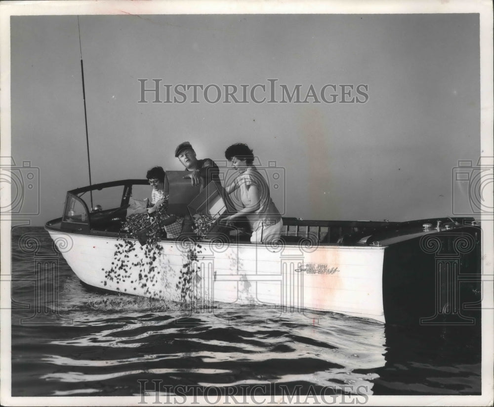 1960 Press Photo Thousands of Pepsi Caps from Ch 3 Junior Auction Show-Historic Images