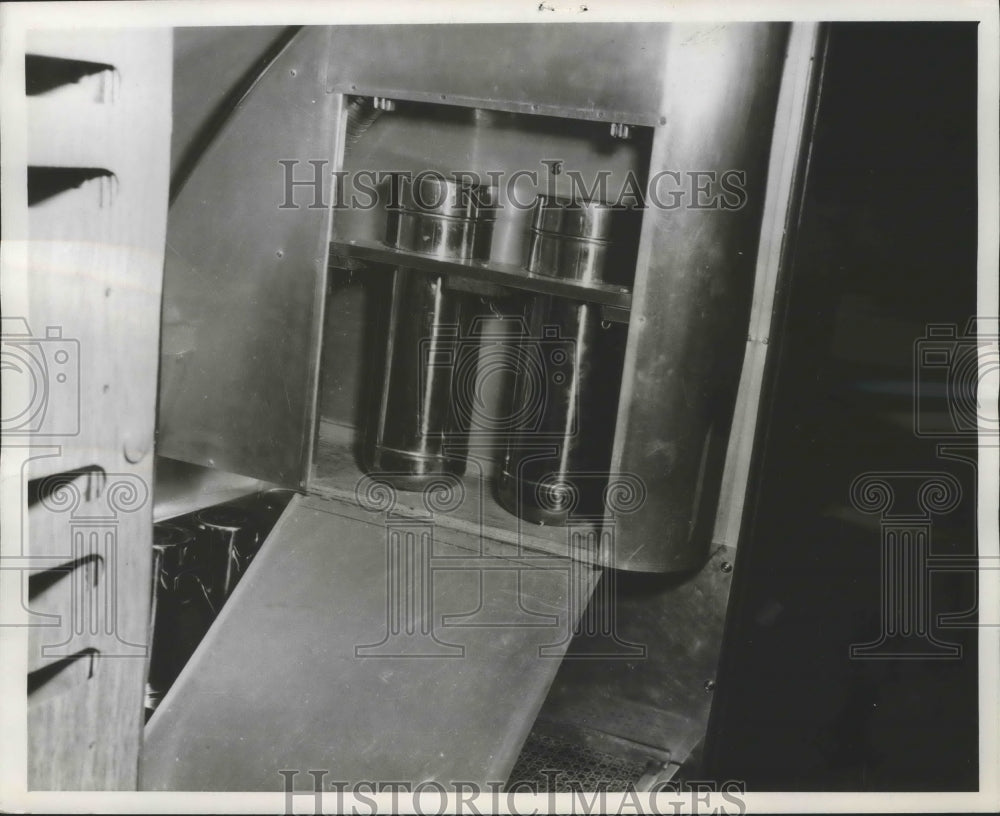 1960 Press Photo Urns Secured In Steel Rack Sharp Fixtures Removed from DC-3 - Historic Images