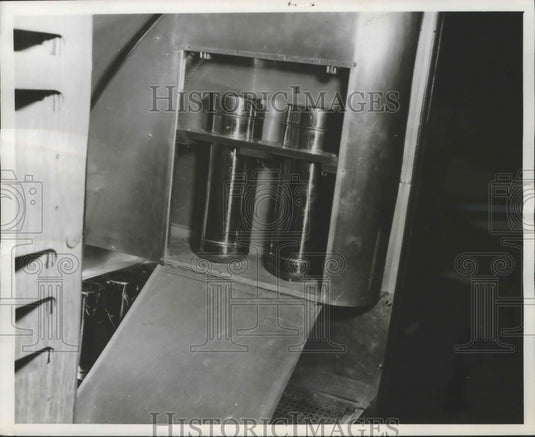 1960 Press Photo Urns Secured In Steel Rack Sharp Fixtures Removed from DC-3 - Historic Images