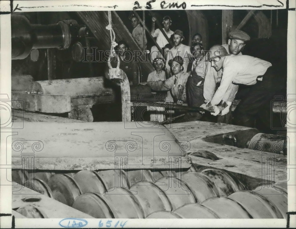 1943 Press Photo Henry Kaiser&#39;s Steel Plant Fontana CA 1st Steel Plate - Historic Images