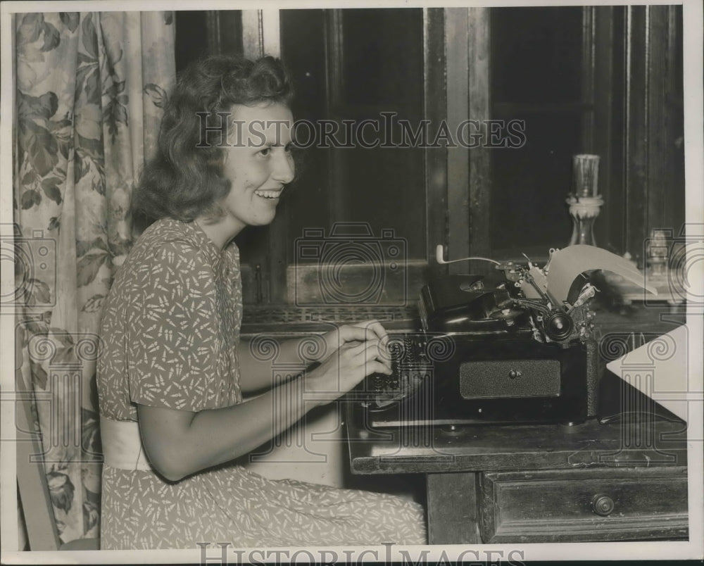 1939 Press Photo Betty Jameson Typing - Historic Images