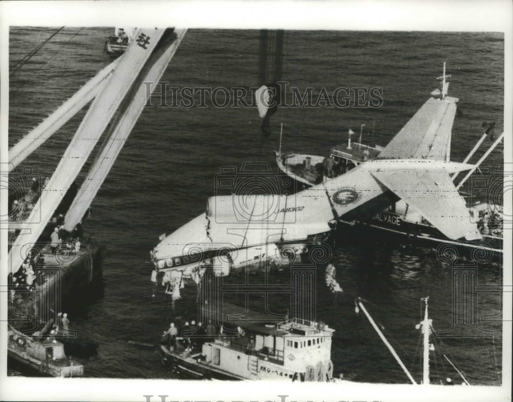 1966 Press Photo All Nippon Airways Boeing 727 Plane Wreckage 133 Aboard 29 Miss - Historic Images