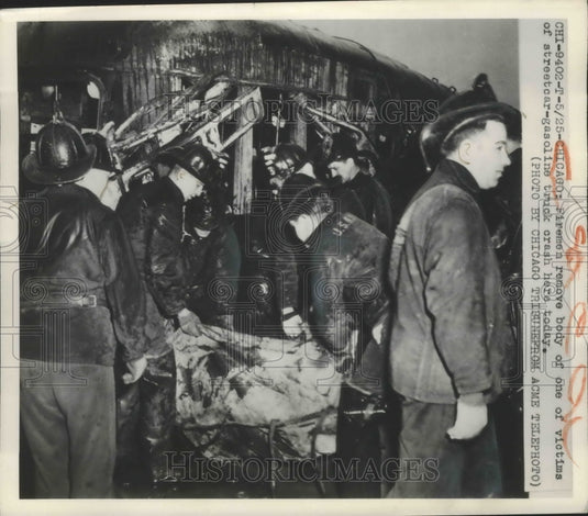 1950 Press Photo Streetcar & Gas Truck Collide Firemen Remove Victims Body-Historic Images