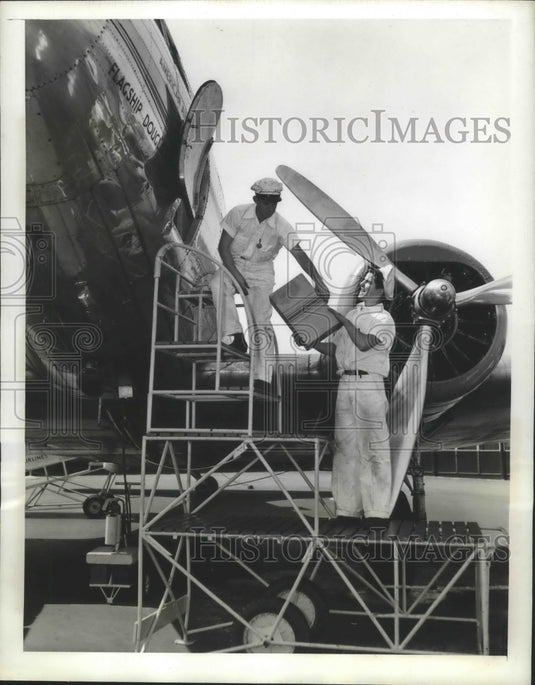 1942 Press Photo Shows Packages Being Loaded Limited to 40 Lbs Per Passenger - Historic Images