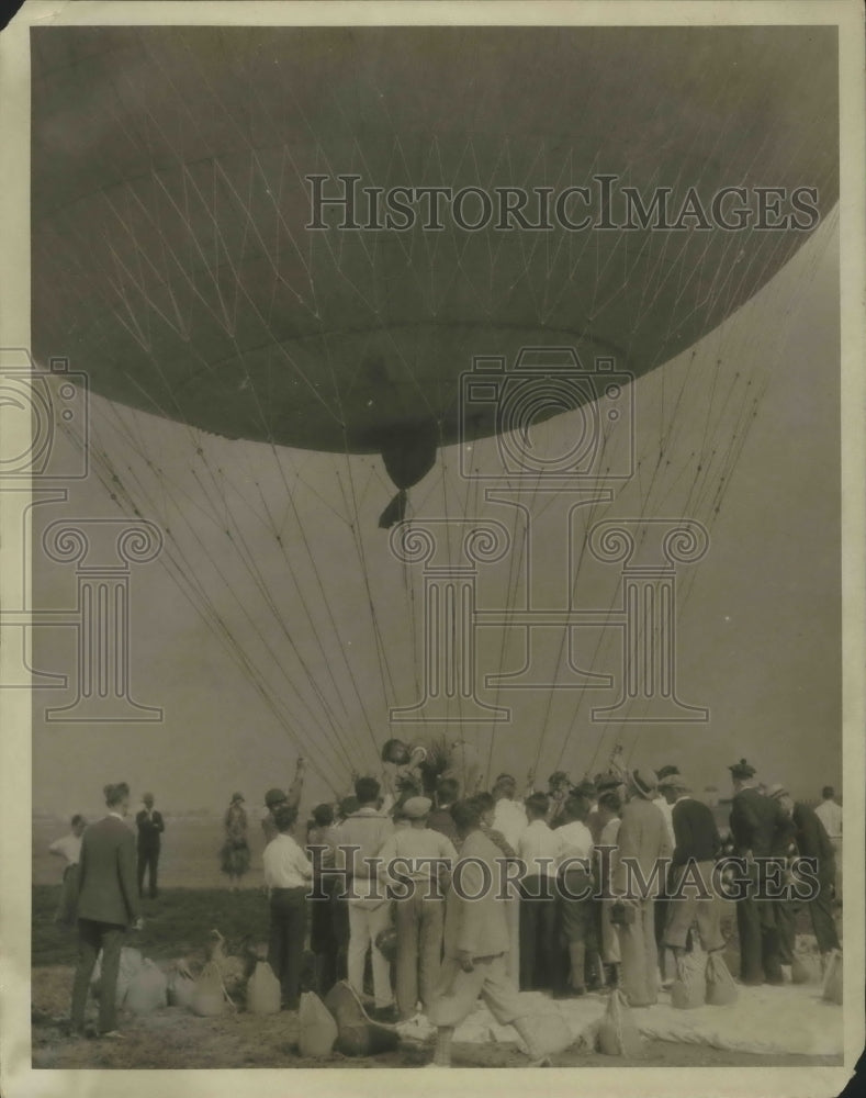 1930 Press Photo Crowd Gathers Around Balloon - Historic Images