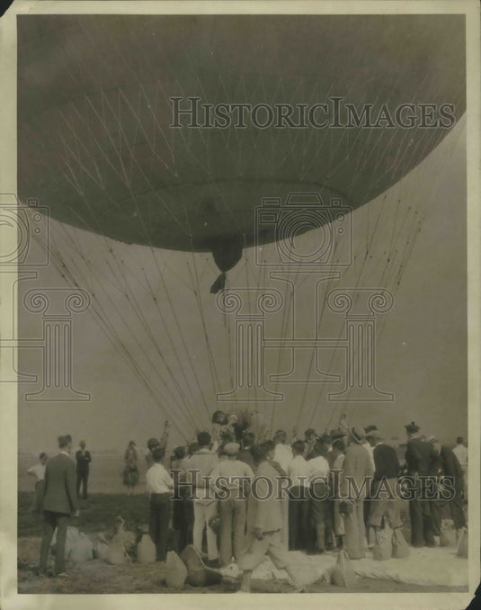 1930 Press Photo Crowd Gathers Around Balloon - Historic Images