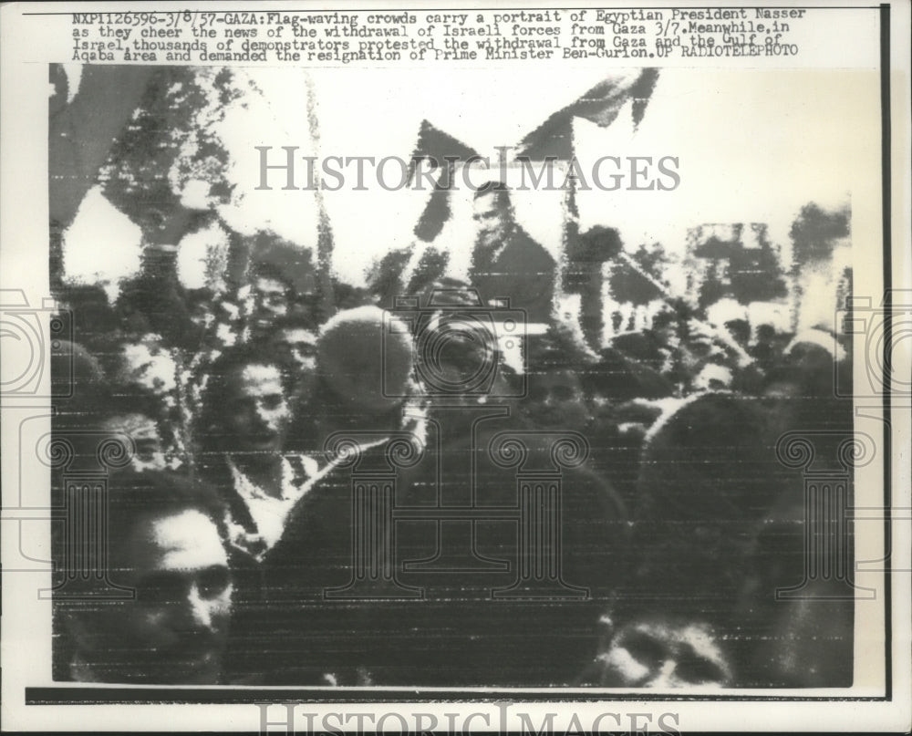 1957 Press Photo Crowds with Portrait of Egyptian President Nassar - Historic Images