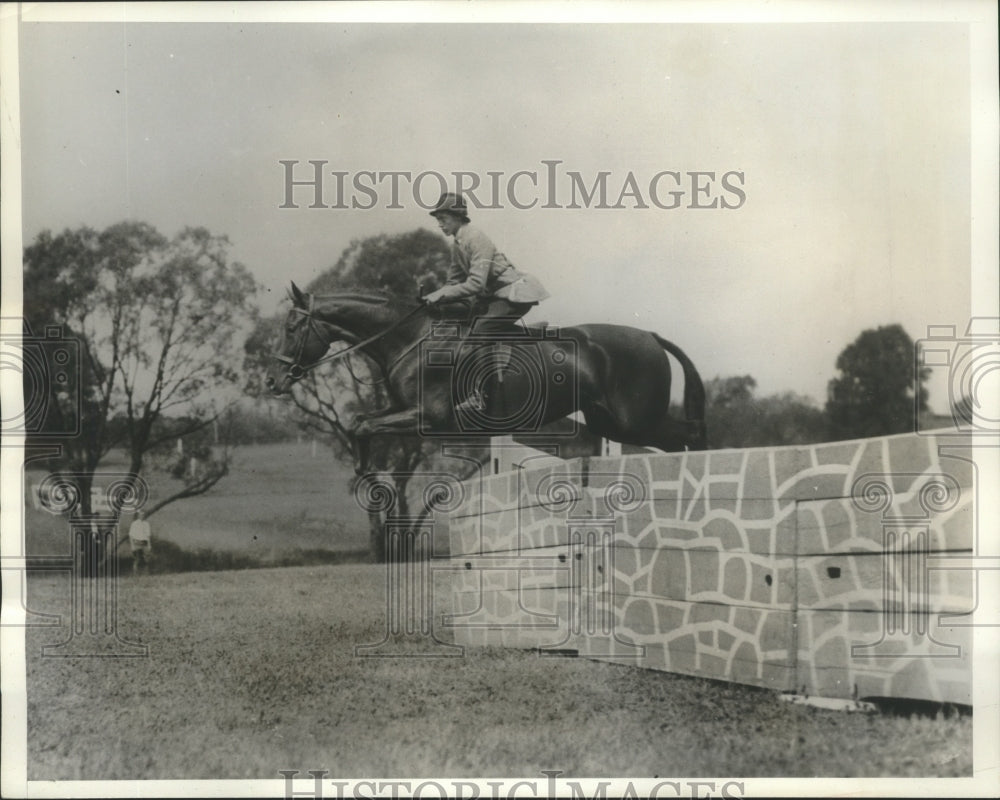 1932 Press Photo Deborah G. Hood taking the barrier at the Wisshickon Horse Show-Historic Images