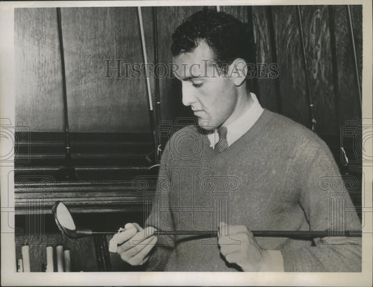 1935 Press Photo Victor Ghezzi picking out a new driver - ney27262-Historic Images