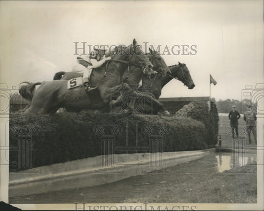 1939 Press Photo "Airly Bacon" takes water jump in the second race as the winner - Historic Images