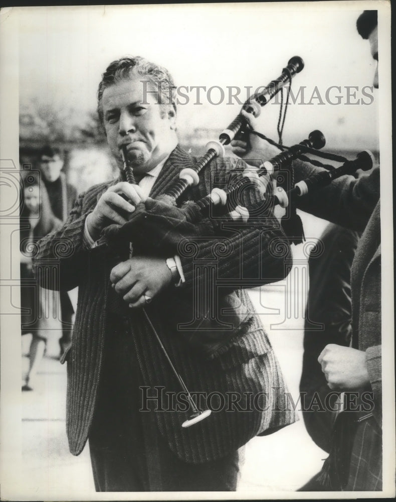 1968 Press Photo Peter Ustinov shows off bag pipe talent - Historic Images