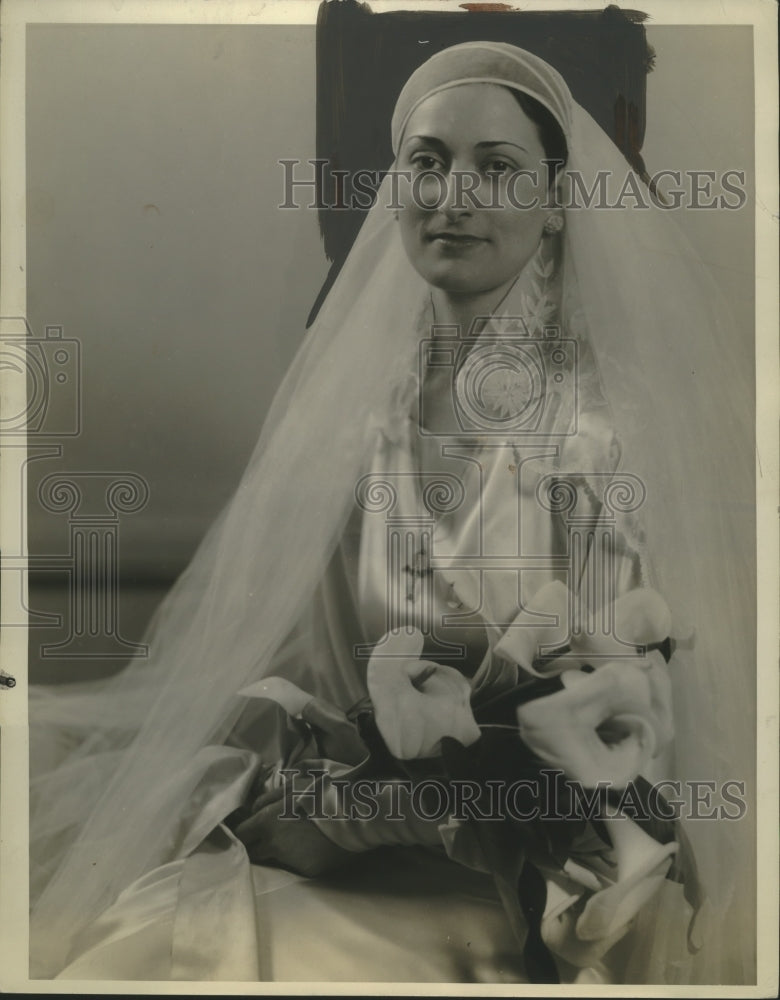 1934 Press Photo Mrs. M.F. Carson&#39;s Wedding Gown and Bouquet - ney27485-Historic Images