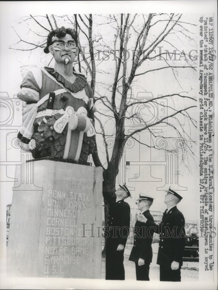 1962 Press Photo Midshipmen throw pennies to the &quot;painted&quot; statue of Tecumseh-Historic Images