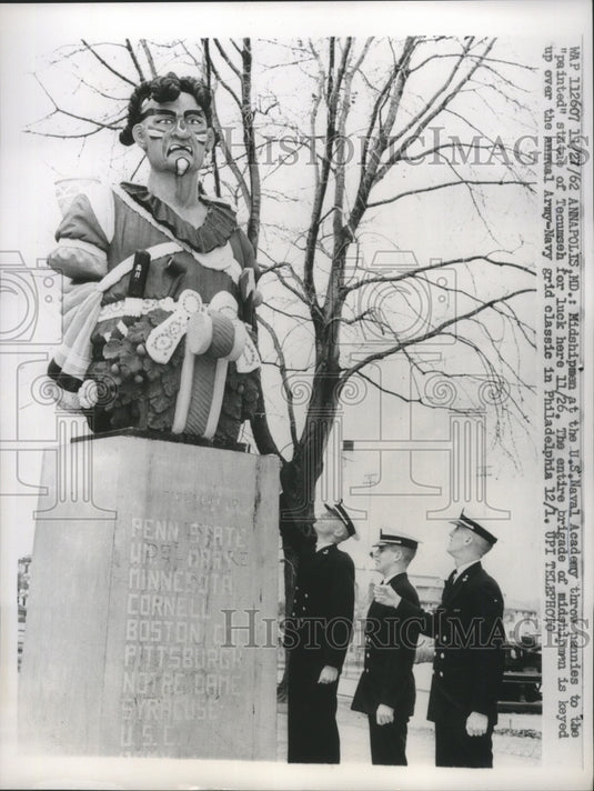 1962 Press Photo Midshipmen throw pennies to the "painted" statue of Tecumseh-Historic Images