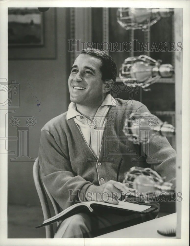 1961 Press Photo Perry Como in seventh season of &quot;Perry Como&#39;s Kraft Music Hall&quot; - Historic Images