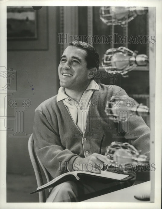 1961 Press Photo Perry Como in seventh season of "Perry Como's Kraft Music Hall" - Historic Images