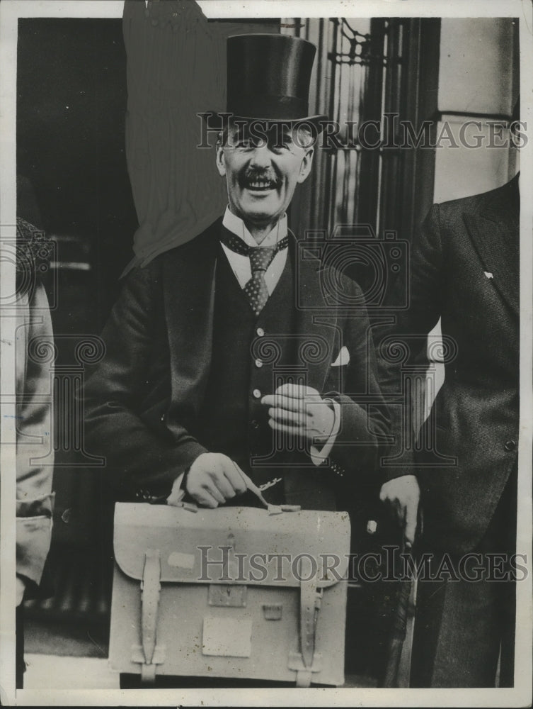 1934 Press Photo Neville Chamberlain leaves his home to present his budget - Historic Images