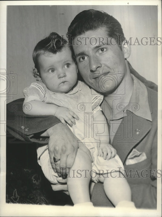 1943 Press Photo Dick L. Hoslinger's Daughter Adopted by His Mother - ney27582-Historic Images