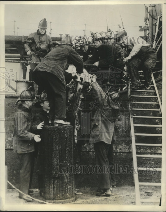 1931 Press Photo Rescuers work in tanker fire - ney27642-Historic Images