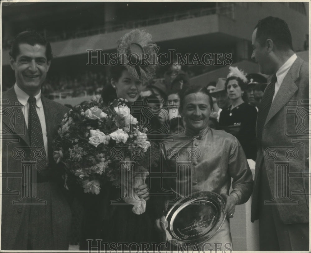 1945 Press Photo Dabague brothers, Galen,Meade at Hipodromo de las Americas - Historic Images