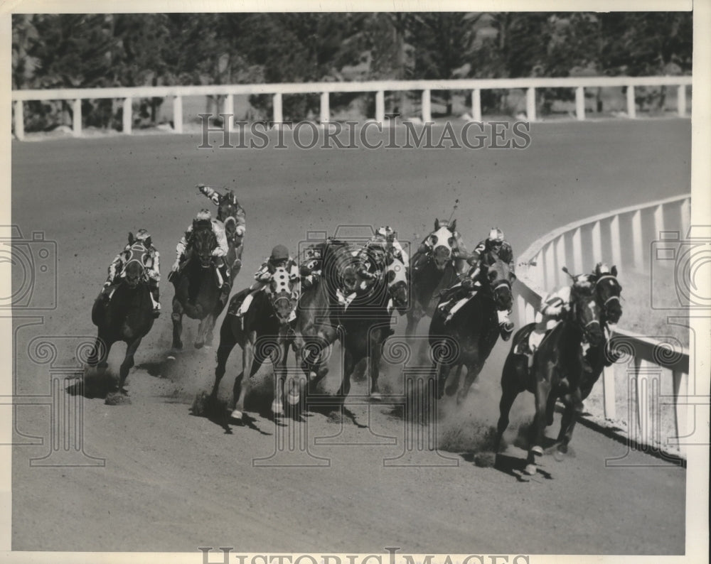 1945 Press Photo Better Home making the turn in second race at Bay Meadows - Historic Images