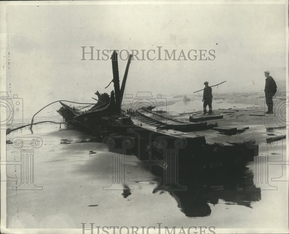 1930 Press Photo Section of wrecked hull found on a beach - Historic Images