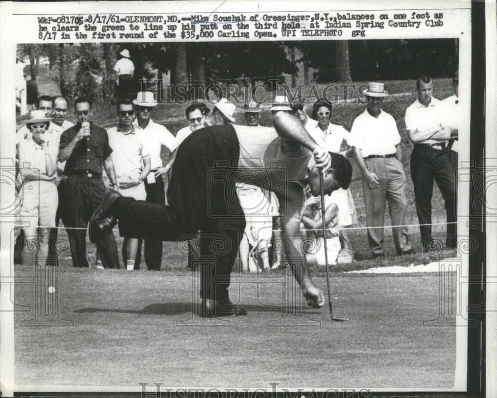 1961 Press Photo Mike Souchak balances on one foot as he clears the green - Historic Images