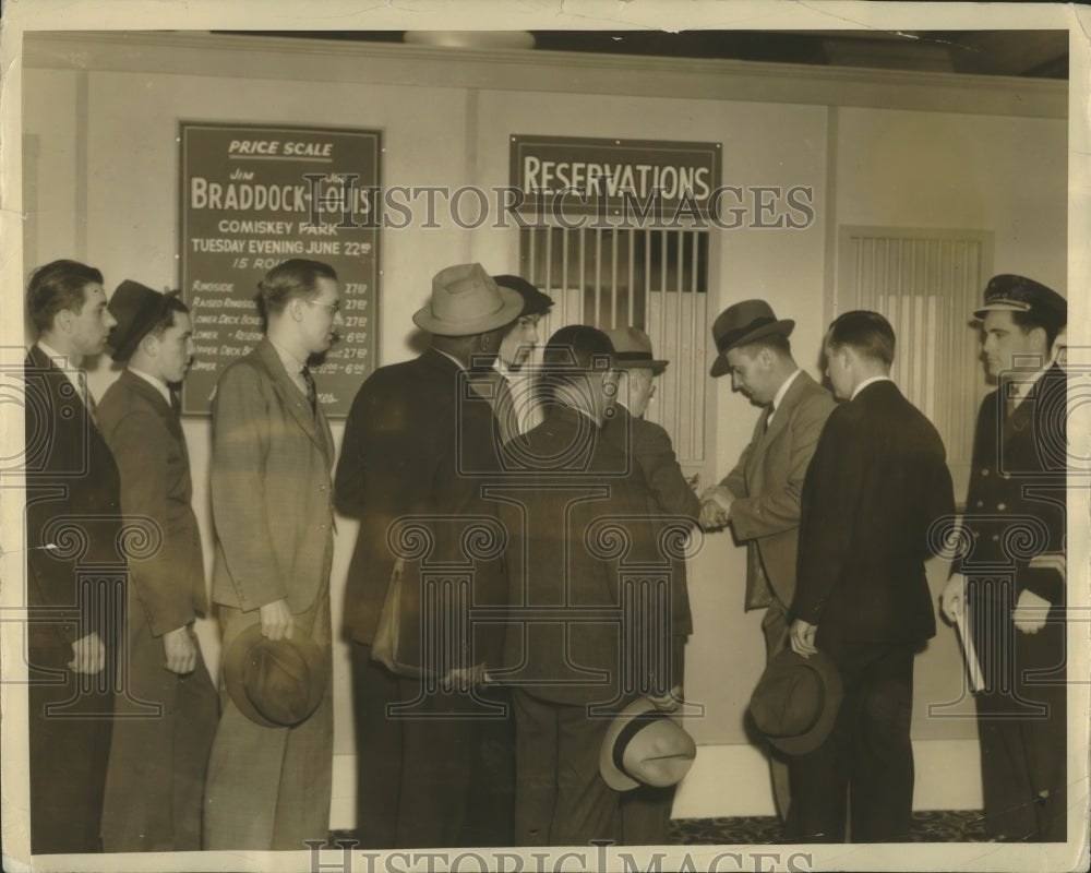 1937 Press Photo Fight fans swarm ticket booths for Braddock &amp; Louis fight - Historic Images