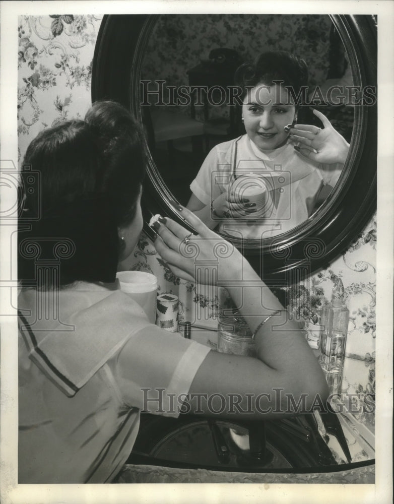 1941 Press Photo Miss Sergent applies face cream with the back of the nails - Historic Images