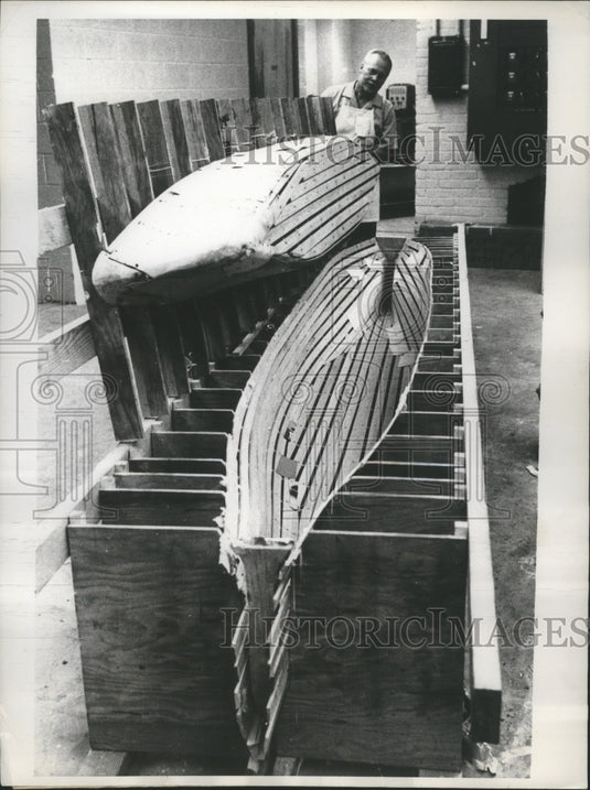 1960 Press Photo Naval architects making models of ship hulls - Historic Images