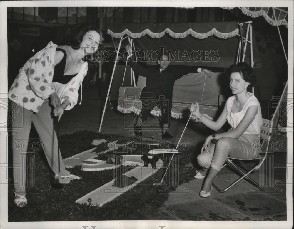 1961 Press Photo Trio Demonstrates Indoor/Outdoor Miniature Home Golf Set-Historic Images