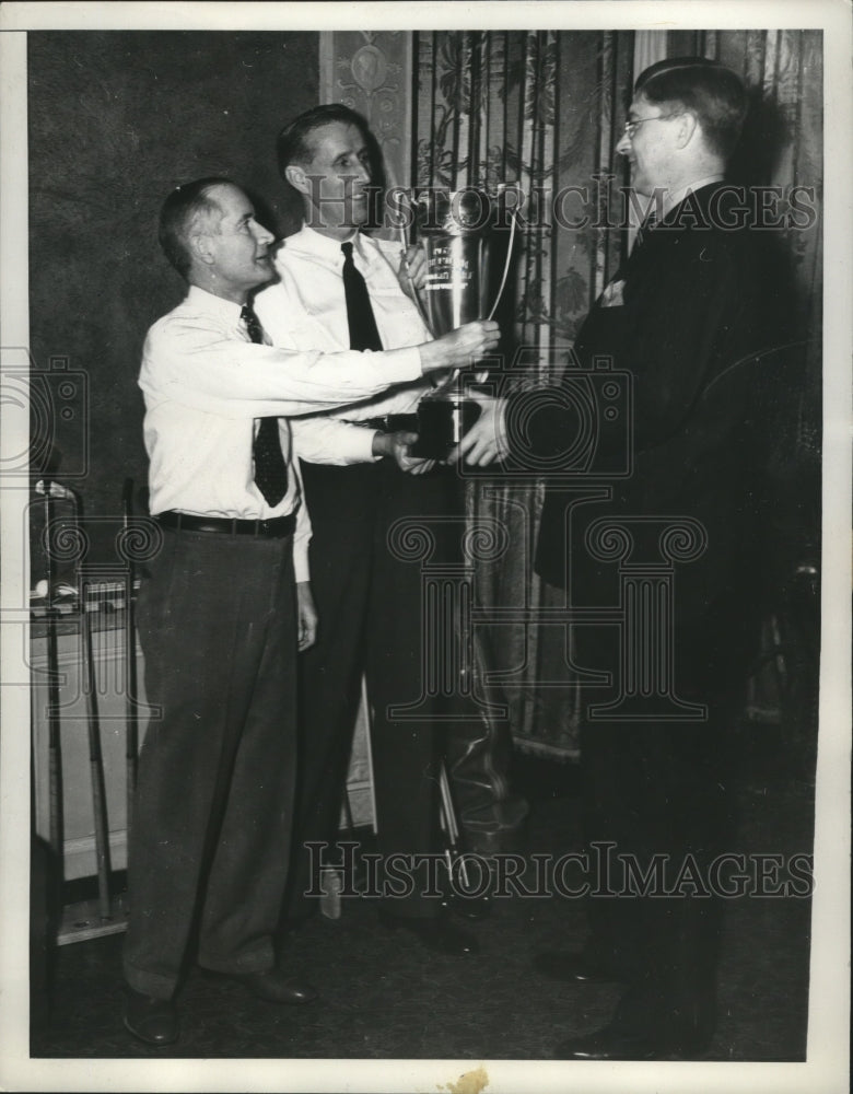 1937 Press Photo Lester Halsted White presents trophy to Jim Barnes - Historic Images