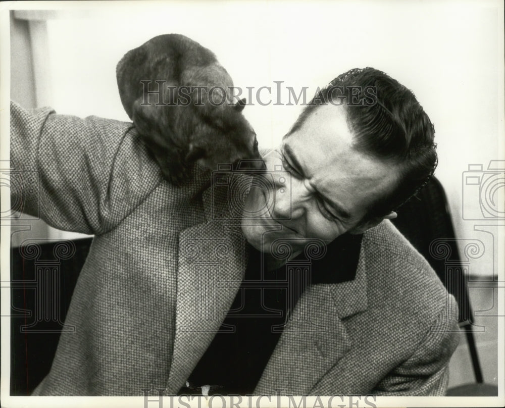 1962 Singer Jerome Hines with South American Kinkajou Bird - Historic Images