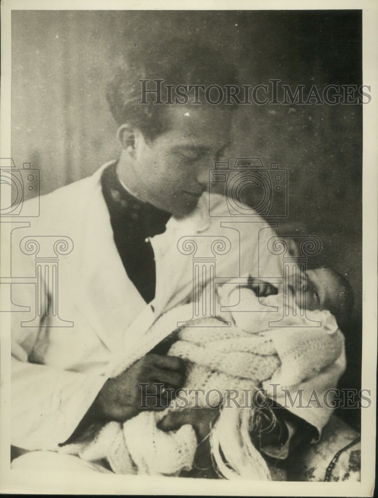 1929 Press Photo Prince Leopold of Belgium Holding Baby Daughter Josephine-Historic Images