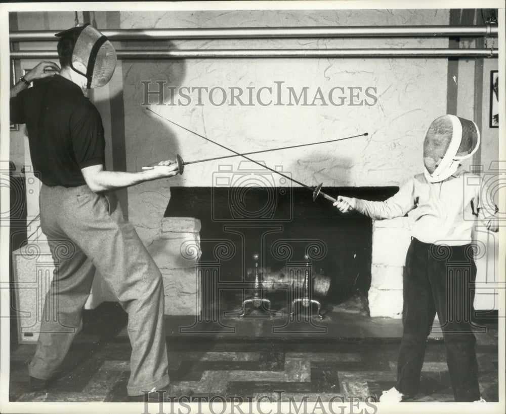 1962 Press Photo Metropolitan Opera Star Fencing with Son David - ney30407-Historic Images