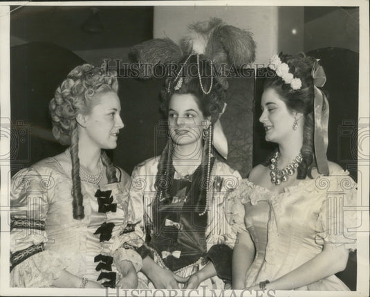 1940 Press Photo Three Coiffures Displayed at Convention of Hairdressers Assoc - Historic Images