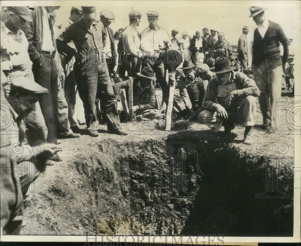 1932 Rescuers surround hole where Gerald Colling was trapped - Historic Images