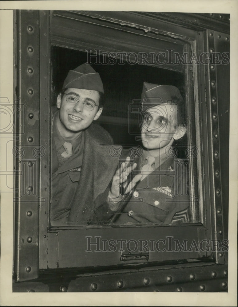 1945 Press Photo Businessmen of Conn Give Wounded Veterans Fare For Home-Historic Images