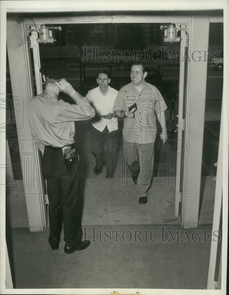 1943 Press Photo Board of Economic Warfare wear sports attire to work - Historic Images