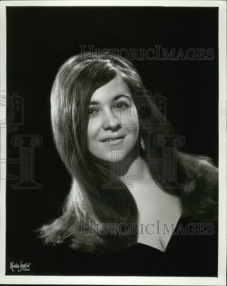 1971 Press Photo Linda Kaye and her guitar to perform in the Worlds Fair Lounge - Historic Images