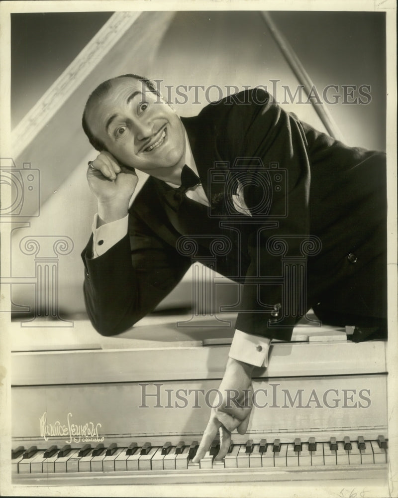 1943 Press Photo Joe Reichman clowns on his piano at the Chicago Theater - Historic Images