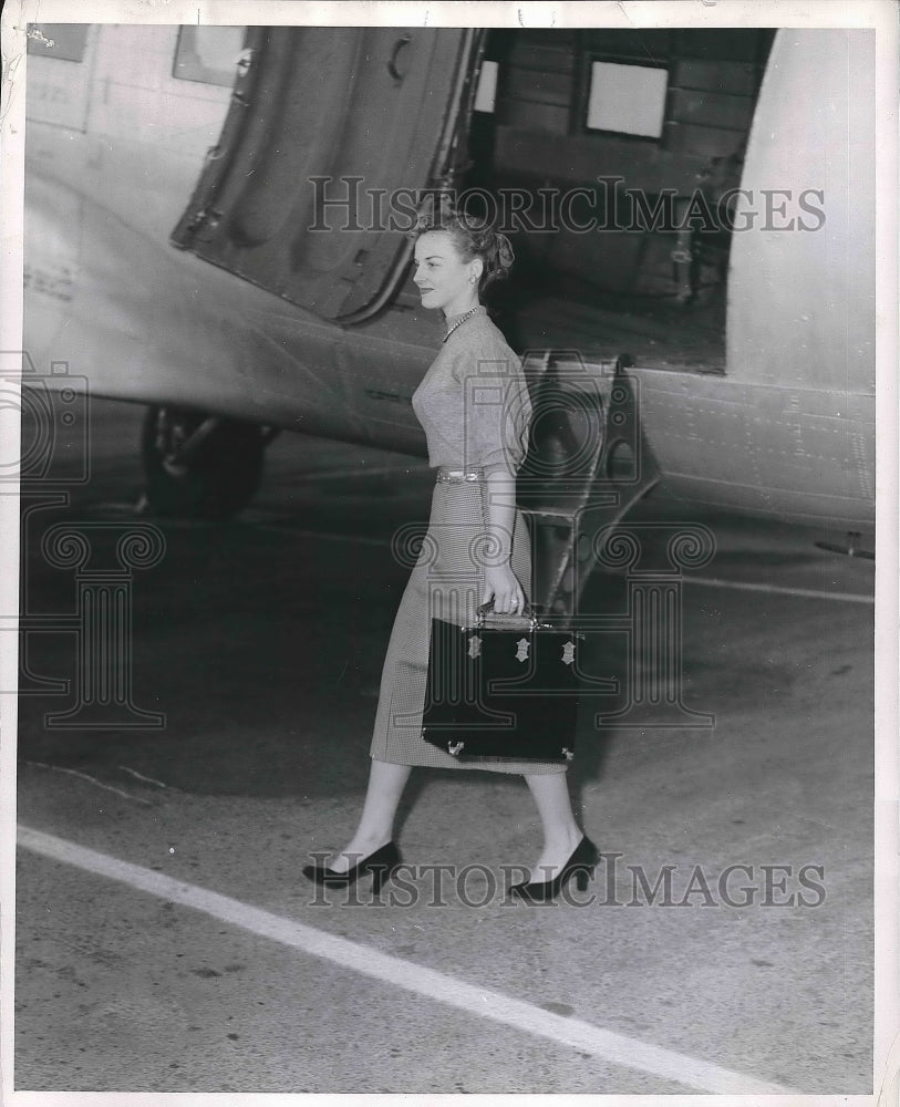 1953 Press Photo New Featherweight Flight Recorder Carried by Lovely Patsy Scott - Historic Images