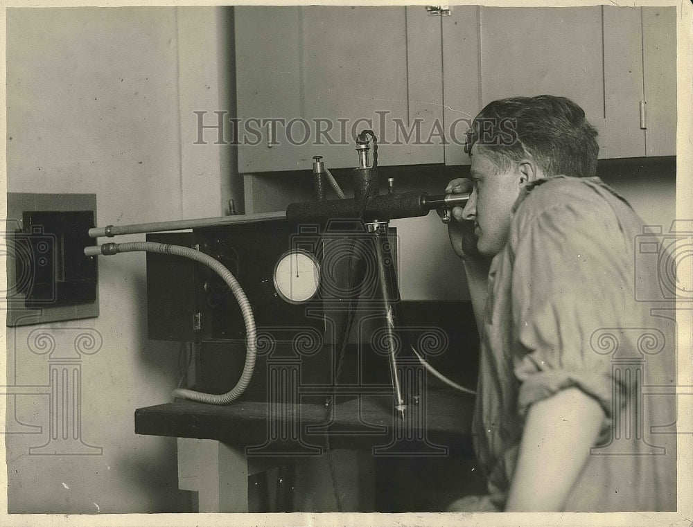 1923 Press Photo Frank Reiber, San Francisco Inventor of The X-Ray Clock - Historic Images