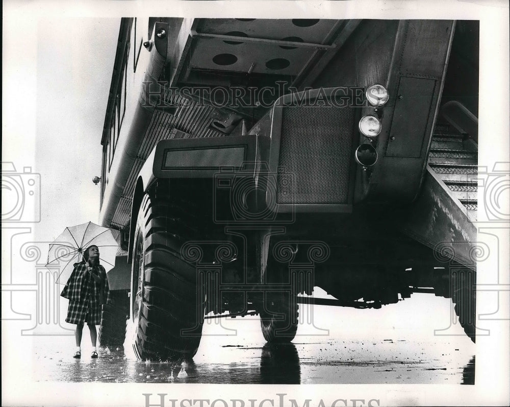 1962 Press Photo Girls Stand Beside Mobile Airport Lounge w/ Huge Goodyear Tires - Historic Images