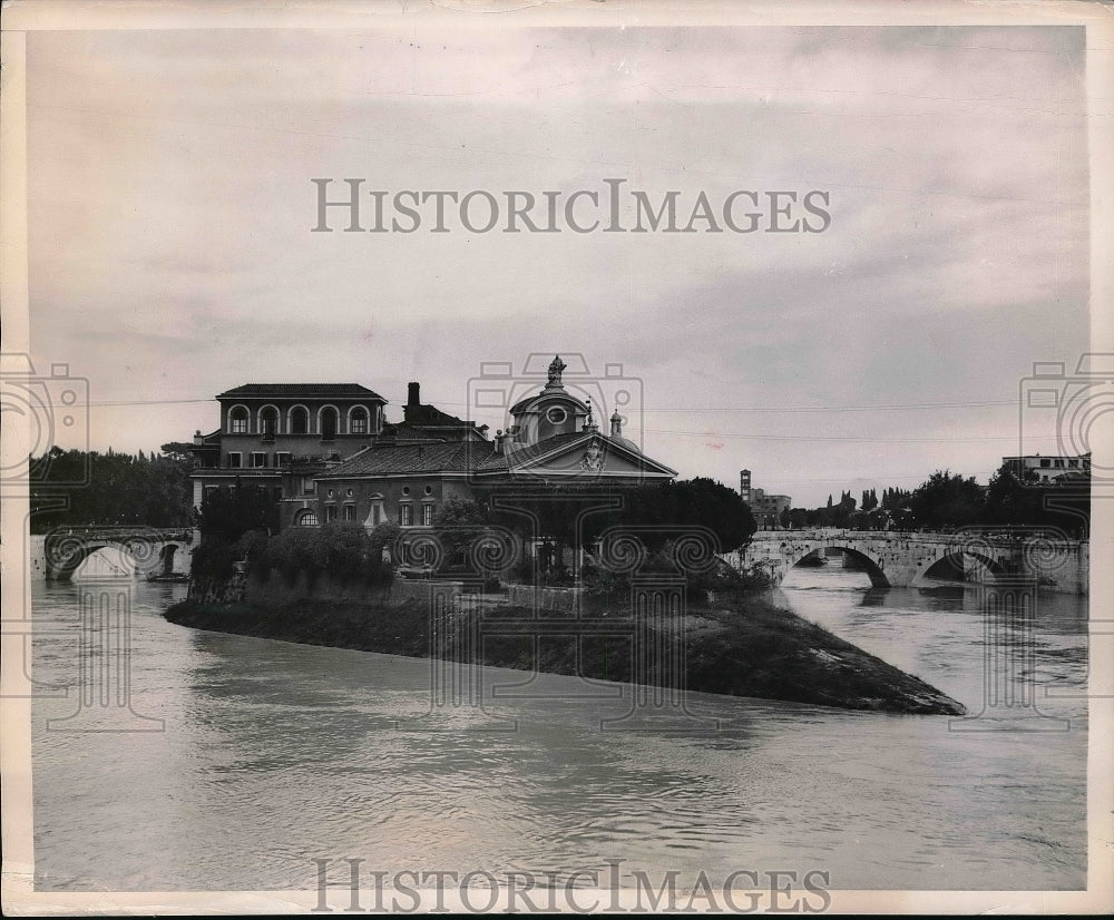 1949 Press Photo Ponte Fabricio and Ponte Cestio Bridges on Tiber Island in Rome - Historic Images