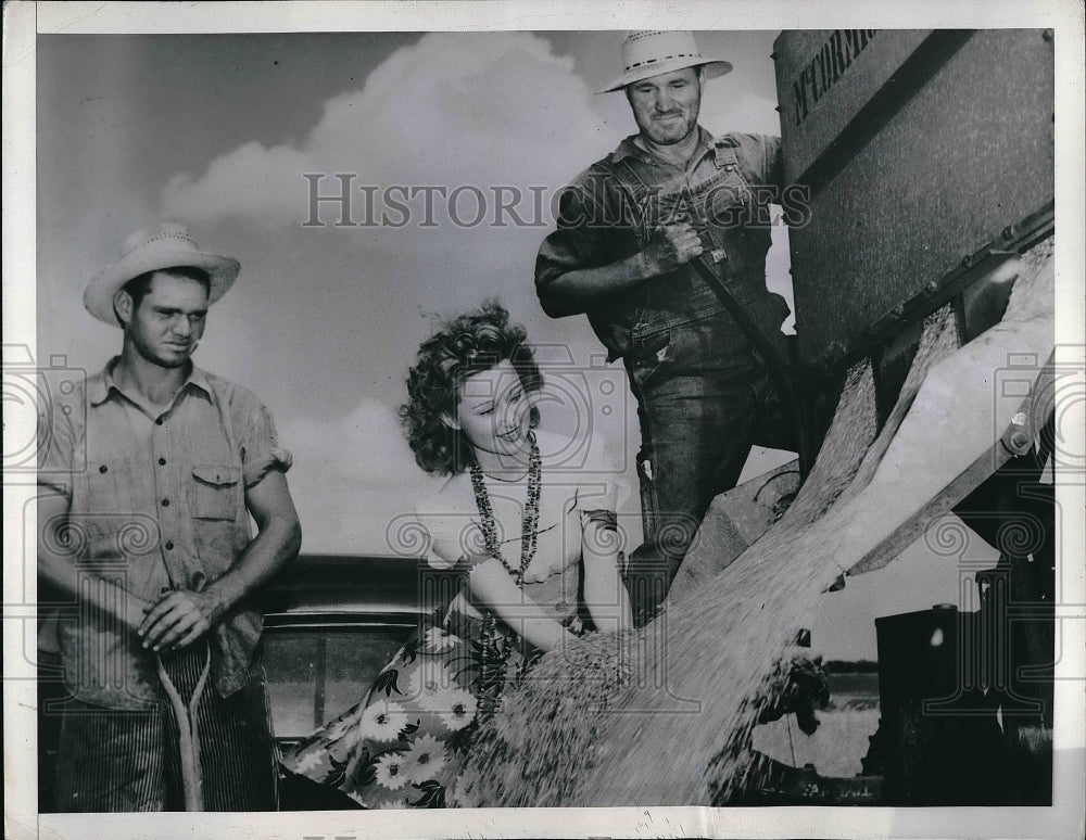 1942 Press Photo Beautiful Farmlady of Wichita Lets Grain Run Through Fingers - Historic Images