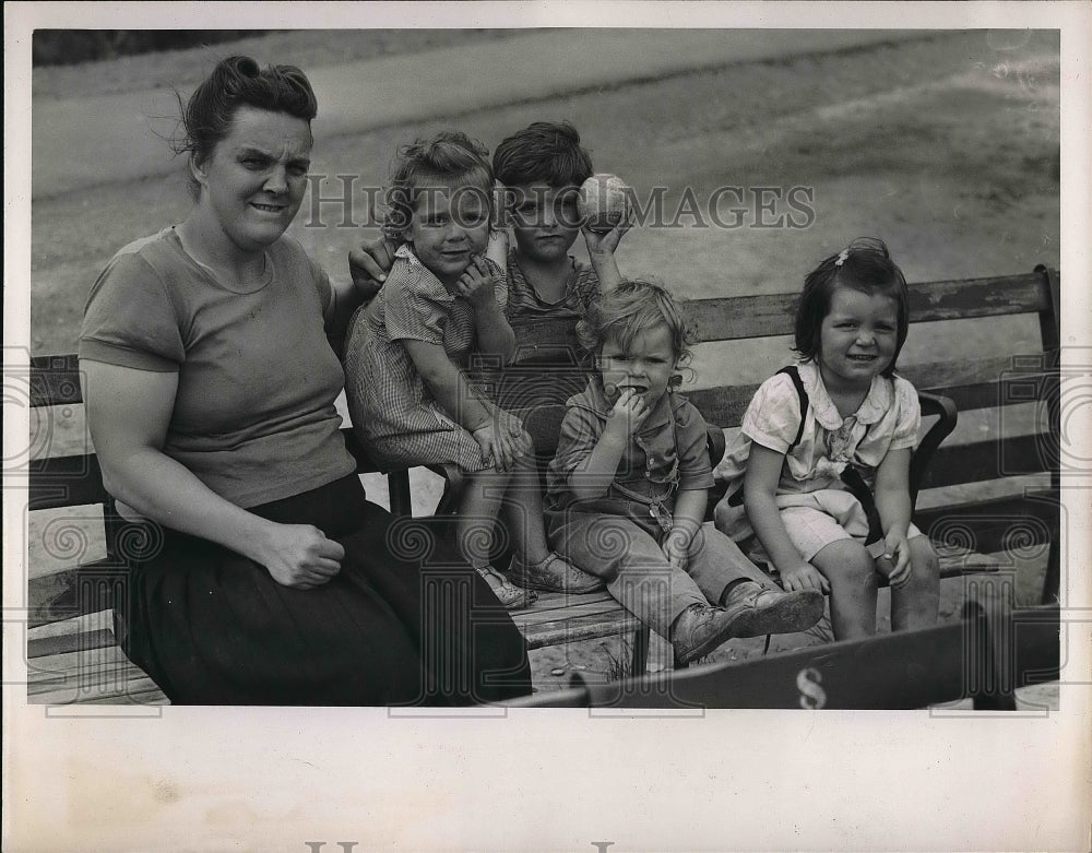 1947 Press Photo Cleveland Woman &amp; Kids Living in Park After Eviction From Home - Historic Images